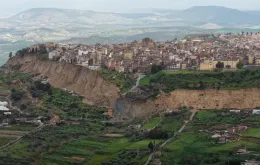 Frana Niscemi, i tre step dell'inchiesta e l'accusa pi&ugrave; dura: "Indagati sapevano da anni che la collina sarebbe venuta gi&ugrave;"