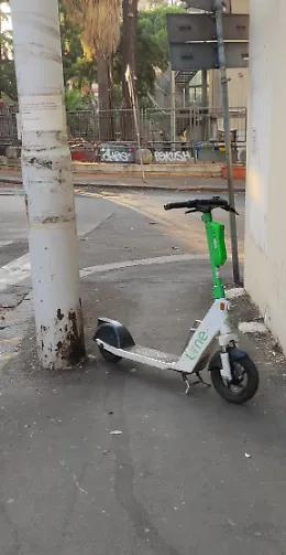 Monopattino selvaggio in Via Muscatello