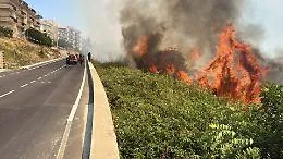 Vasto incendio a Melilli, fiamme vicino all'universit&agrave;: al lavoro cinque squadre dei Vigili del fuoco