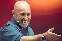 Maurizio Battista a Messina: due ore di risate con 'Uno, nessuno e centomila'