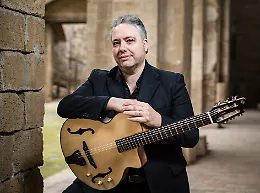 Francesco Buzzurro a Catania con "One Man Band: un'orchestra a sei corde"