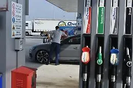 Addio allo sconto sulle accise: carburanti pi&ugrave; cari da domani, il gasolio verso i 2 euro