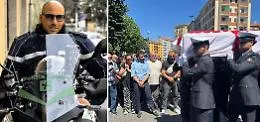 Morto dopo inseguimento, il funerale di Francesco Imprezzabile a Milano con il casco sul feretro, applausi e lutto cittadino
