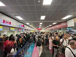 Volo Orio al Serio-Catania con 19 ore di ritardo: passeggeri hanno diritto a 250 euro di rimborso