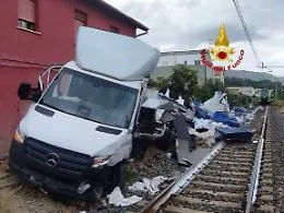 Incidente sui binari a Cefal&ugrave;: treno investe un camion al passaggio a livello, circolazione sospesa sulla linea Messina-Palermo