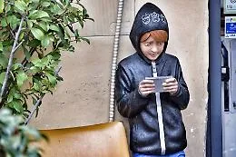 Il divieto dei social per gli under 16 non funziona: in Australia aggirano i blocchi e le Big Tech non collaborano