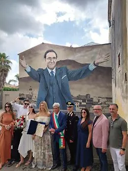 Intima cerimonia a Militello: Aurora Ramazzotti e Goffredo Cerza dicono s&igrave;