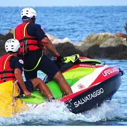 Marina di Ragusa, salvati quattro ragazzi dopo che il pedal&ograve; su cui si trovavano era ormai alla deriva