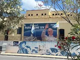  Il Papa a Lampedusa e la "cattedrale a cielo aperto": sull'altare il faro scolpito con il legno dei barconi 