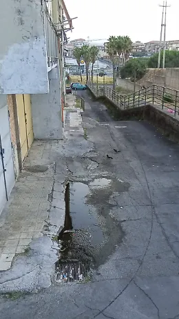 Monte Po, la denuncia dei residenti: "Due anni di perdite d'acqua e una strada ormai al degrado"