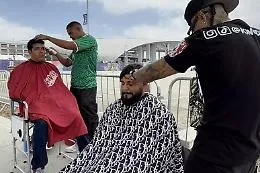 Mondiali: barbieri regalano tagli di capelli e sorrisi allo stadio di Los Angeles