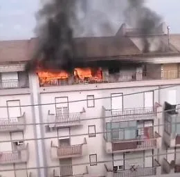 Appartamento in fiamme in un palazzo di tre piani, residenti in strada per la paura