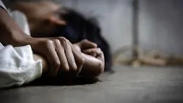 Catania, tenta di strangolare la compagna: fermato il figlio dell'uomo che accoltell&ograve; l'ex moglie