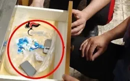 In casa un minimarket della droga tra cocaina, marijuana e strumenti per lo spaccio: arrestato un pregiudicato