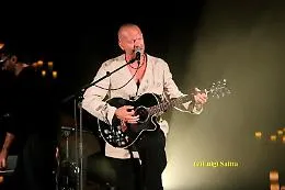 Concerto a lume di candela che ha fatto cantare oltre mille fan: cos&igrave; Biagio Antonacci illumina Tindari