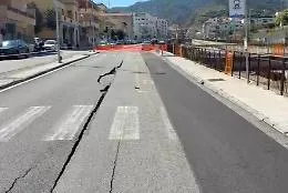 Crepa sull&rsquo;asfalto, chiuso un tratto del viale Annunziata: traffico deviato
