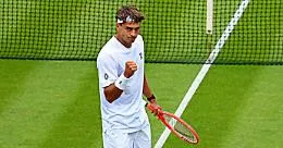 Flavio Cobolli rimonta Khachanov e vola agli ottavi di Wimbledon: spettacolo in cinque set 