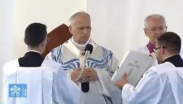 Il Papa a Lampedusa, Leone sta celebrando la messa: &laquo;Questo &egrave; un luogo in cui, pi&ugrave; che le parole, parlano i gesti&raquo;