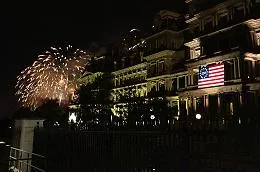 Stati Uniti, il maltempo non ferma i 250 anni dell'Indipendenza: Trump celebra l'America tra ritardi, sicurezza e attacco al comunismo