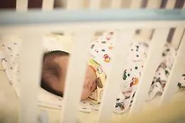 Neonato di 10 mesi precipita dal letto e muore: tragedia a Bisceglie, madre sotto shock