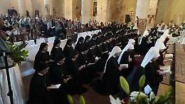 Oltre 70 novizie a Narni: le Consolatrici del Sacro Cuore tra clausura, fede e lo scisma lefebvriano