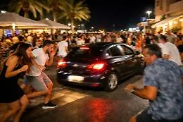 Marina di Ragusa, non si ferma all'alt e con l'auto rischia di travolgere i passanti della zona pedonale