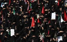 Iran, migliaia di persone ai funerali di Ali Khamenei: tensione a Teheran tra slogan contro Trump e attesa per la sepoltura