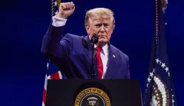 Trump e i 250 anni degli Stati Uniti: la festa dell&rsquo;America si trasforma in un discorso di battaglia contro il comunismo