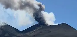 Etna, l'aggiornamento dell'eruzione in diretta dalla Voragine. Il vulcanologo Branca (Ingv): &laquo;Attive diverse bocche&raquo;