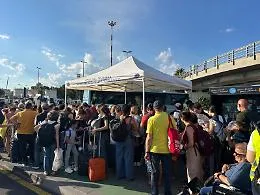 Cenere dell'Etna, &egrave; blocco totale all'aeroporto di Catania: voli fermi fino alle 10, tende da campo e acqua per i passeggeri