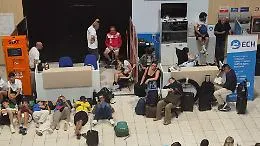 Passeggeri Ryanair dirottati a Trapani dormono in aeroporto: &laquo;Abbandonati dalla compagnia, tornare a Catania un incubo&raquo;