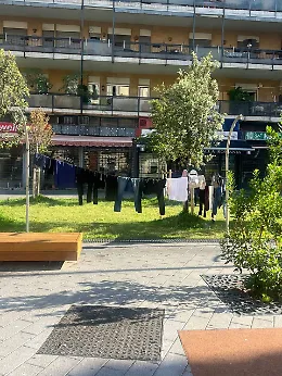 Piazza Turi Ferro, il bucato va in scena