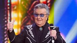 Moscerini sul palco, Bobby Solo dice no: niente concerto al Trasimeno