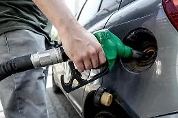 Il paradosso del pieno: crolla il petrolio, ma la benzina e il diesel tornano a salire
