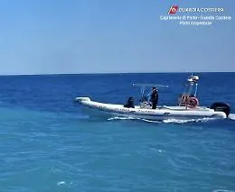 Bagnante rischia di annegare a Capo Bianco: militare si tuffa e lo salva a nuoto