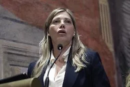 Caso Almasri, sospeso il processo a Giusi Bartolozzi: la Corte costituzionale accoglie il conflitto della Camera