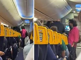 Tensioni per Francesco Renga su volo Ryanair: il comandante lo fa scendere dall'aereo prima del decollo