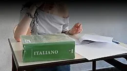 Vendeva le soluzioni della maturit&agrave; in chat, perquisita 22enne messinese
