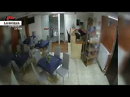 Case vacanze e hotel del centro storico prese di mira da un ladro ma videocamere lo incastrano: denunciato 