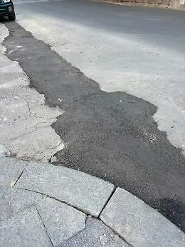 Via Tomaselli, asfalto sconnesso dopo uno scavo: polemiche sui lavori