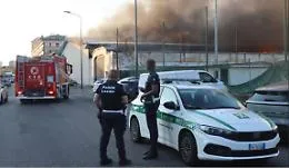 Milano, inferno alla Bovisa: maxi incendio nel deposito Brt, nube nera sulla citt&agrave; e allarme per i residenti