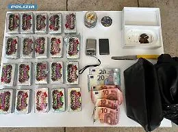 Blitz antidroga della Polizia: arrestato 19enne con oltre due chili di hashish e il &laquo;miele dello sballo&raquo;