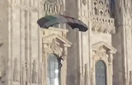Si lancia dal Duomo con il paracadute della Palestina: il video fa il giro del web, caccia alle falle nella sicurezza