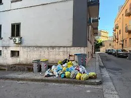 Ragusa in movimento: "Cumulo di rifiuti in piazza monsignor Arezzi, insopportabile"