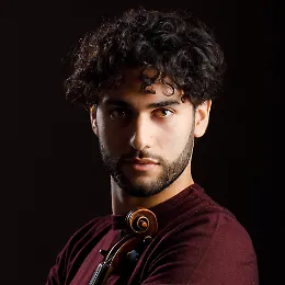 Vikram Francesco Sedona incanta Chiostri e Cortili con il virtuosismo romantico