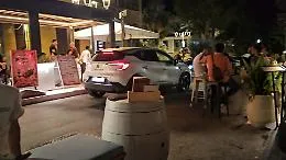 Follia nella movida ad Agrigento: attraversa via Pirandello contromano e sfreccia tra i tavoli di un pub