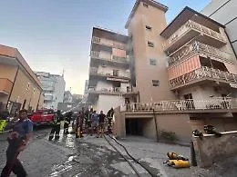 Dramma sfiorato nel Messinese: casa esplode per una fuga di gas, corsa contro il tempo per salvare gli inquilini