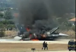  F-16 greco in fiamme a Zante, il pilota eroe atterra senza carrello: il video dei soccorsi