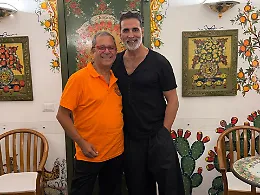 La star di Bollywood Akshay Kumar "avvistata" a passeggio per Taormina: sui social ha 66 milioni di follower