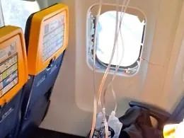 Si rompe il finestrino su un volo Ryanair: passeggero rischia di essere risucchiato. "Aveva testa e spalle gi&agrave; fuori"